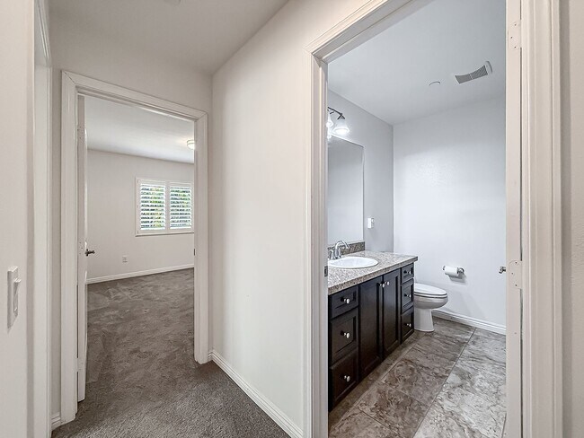 Building Photo - 3 bed, 2 1/2 bath townhome in sought-after Oak Terrace community
