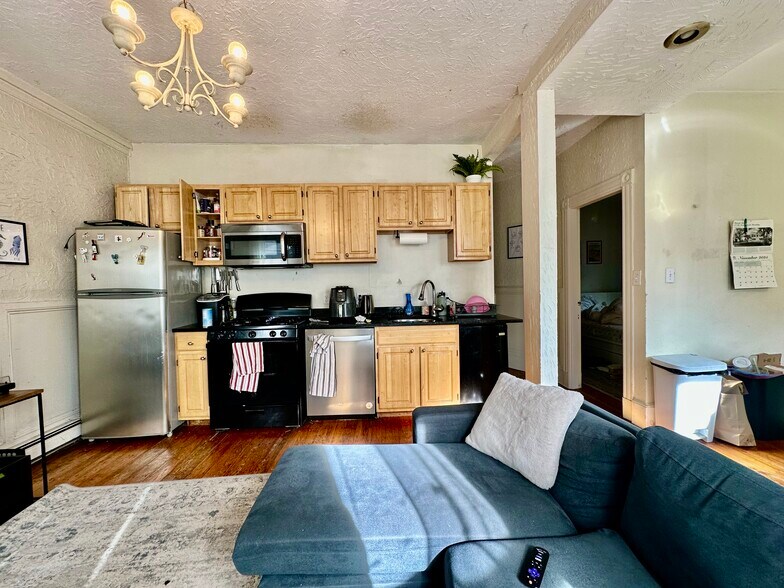 Building Photo - 93 Hillside St