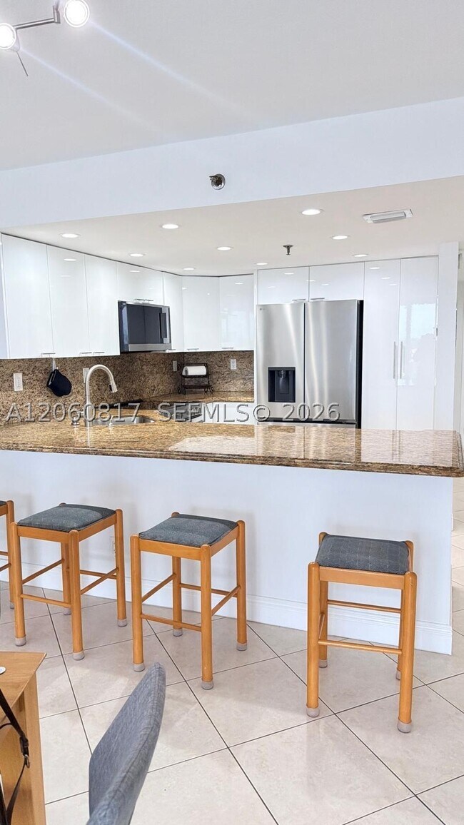 Building Photo - 2625 Collins Ave