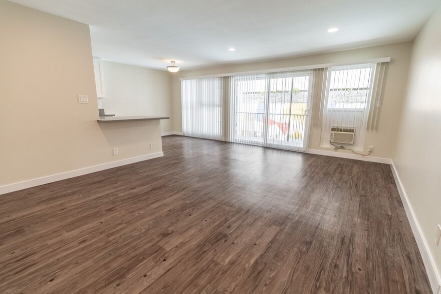 Interior Photo - 616 North Sweetzer Avenue