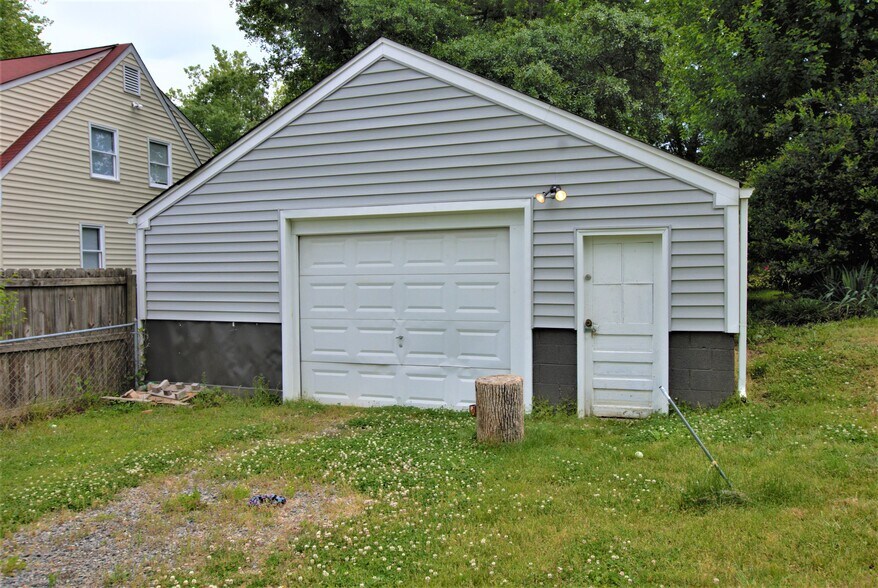 Building Photo - 2416 Irisdale Ave