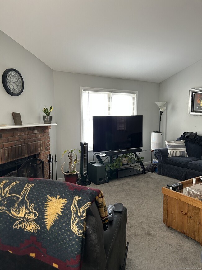 Building Photo - 42 Valley Dr