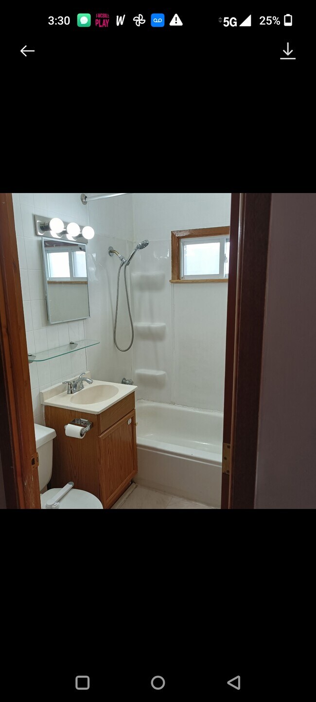 Building Photo - 1440 W Barry Ave