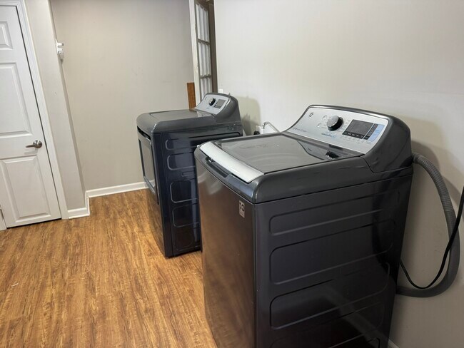 Building Photo - 10012 Ellis Rd