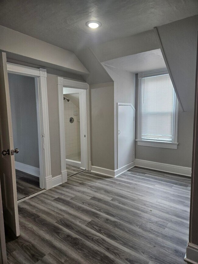 Building Photo - 424 E Fifth St