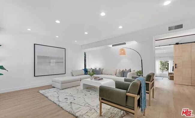 Building Photo - 418 N Bowling Green Way