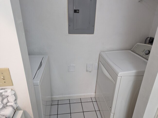 Building Photo - 3600 SW 23rd St