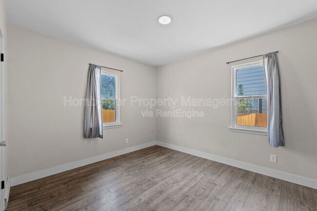 Building Photo - 807 E 40th Ave