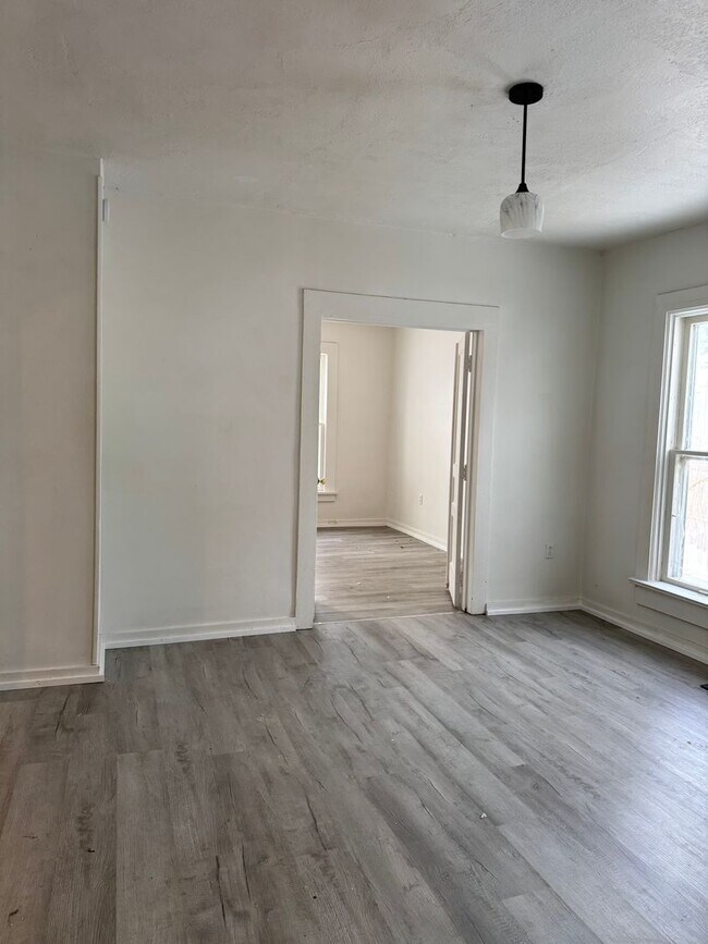 Building Photo - 2 bedroom 1 bath single family home. Freshly painted with new flooring .