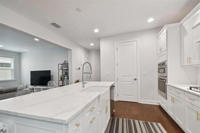 Building Photo - 5700 Interbay Blvd