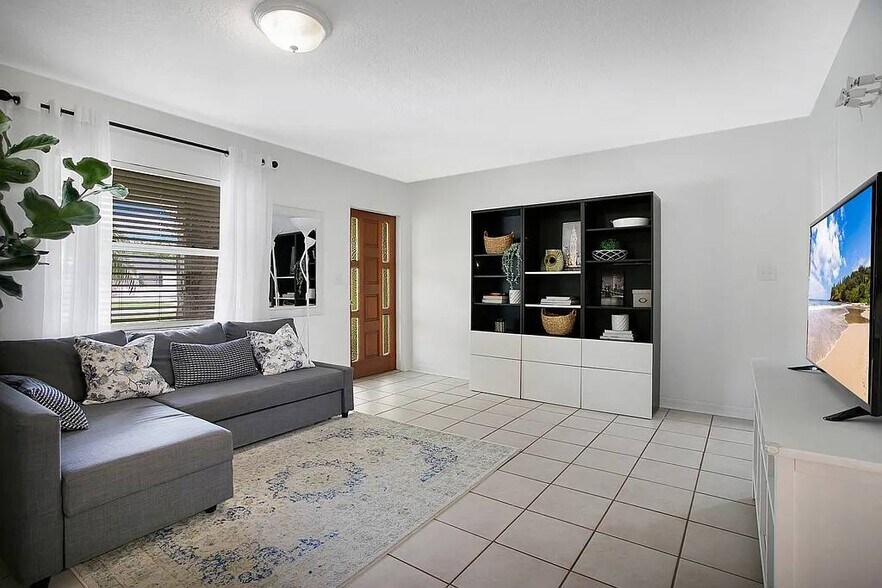 Building Photo - 4366 Shorecrest Dr