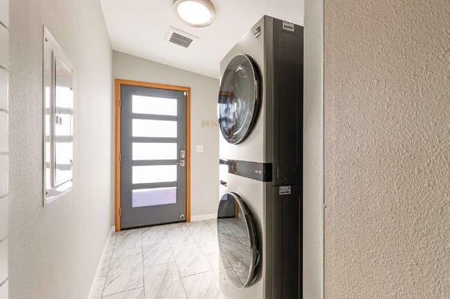 Building Photo - Breathtaking 3-Bed Beachfront Retreat with Scenic Views in Ferndale