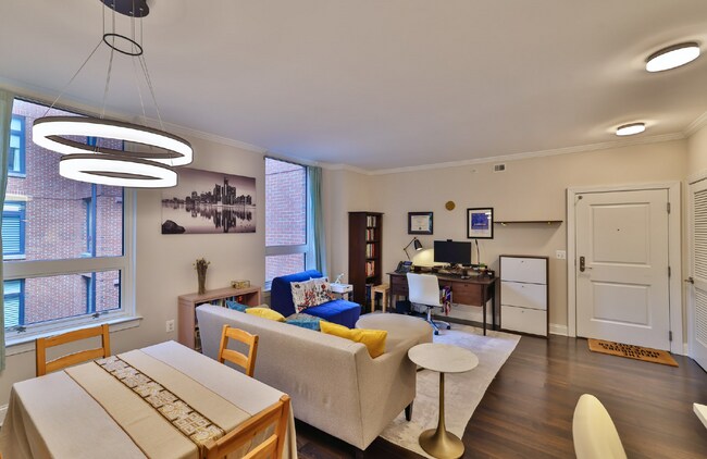 Building Photo - Pets Welcome!! Private Garage Parking Avai...