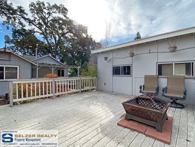 Building Photo - Cozy 3 bd. home on Ukiah's westside!