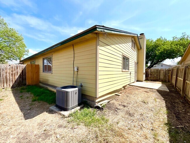 Building Photo - **APPLICATION RECEIVED** 2-Bedroom Duplex Near Highway 78- Pet-Friendly with Fenced Yard! SECTION...