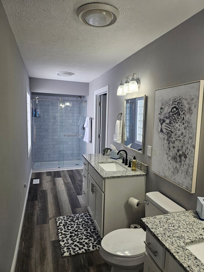 Building Photo - 795 S Country Club Dr