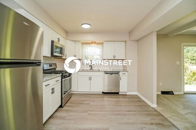 Building Photo - 3 Bedroom Pet-Friendly Home in Columbus, OH with Main Street Renewal