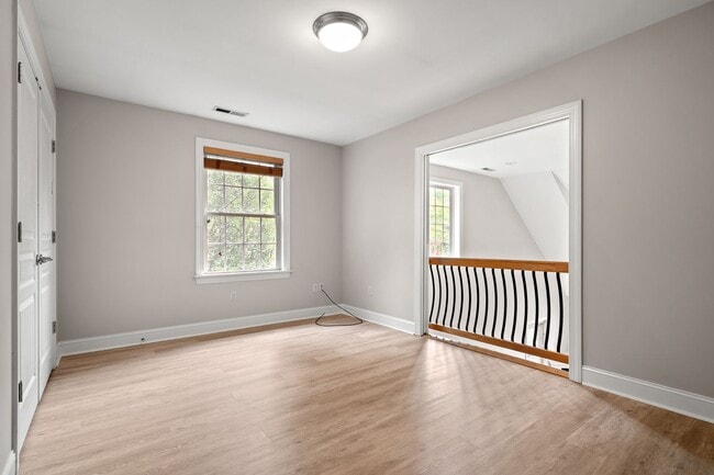 Building Photo - Spacious, Beautiful East Asheville Home