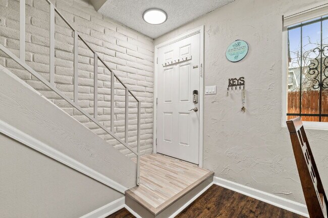 Building Photo - Great 2 bed 2 bath town house centrally lo...