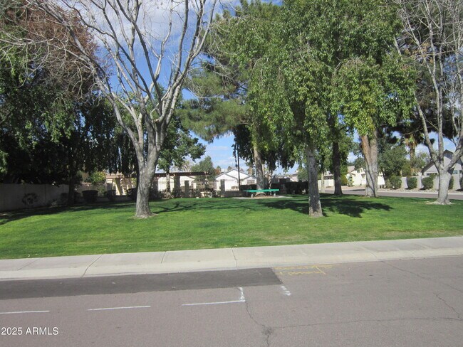 Building Photo - 8820 W Greenbrian Dr