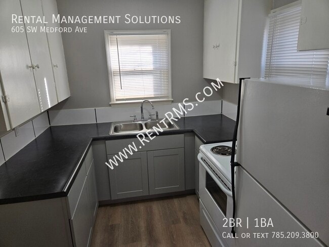 Building Photo - 605 SW Medford Ave