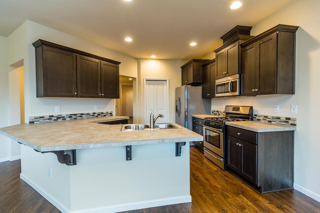 Building Photo - Move In Ready - 5 bedroom 3 Bath Townhome ...