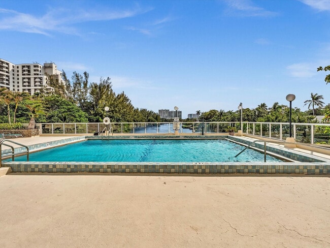 Building Photo - 3000 Holiday Dr