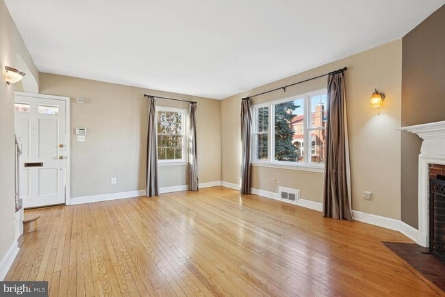 Building Photo - 313 E Mason Ave