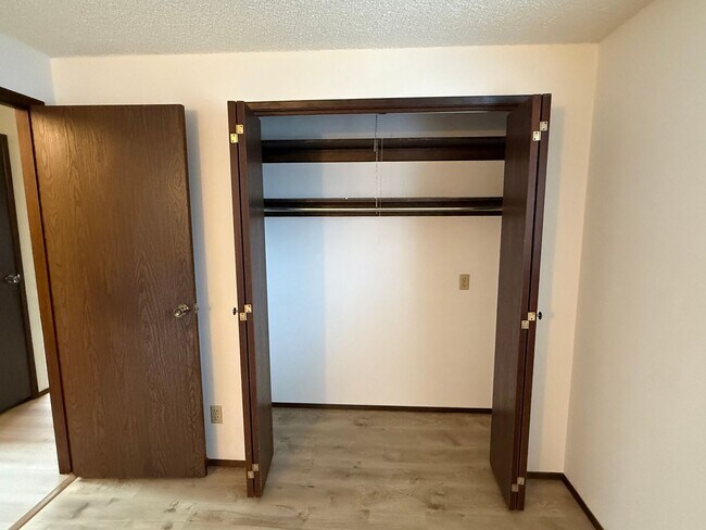 Building Photo - Save $500 on 2nd Month Rent