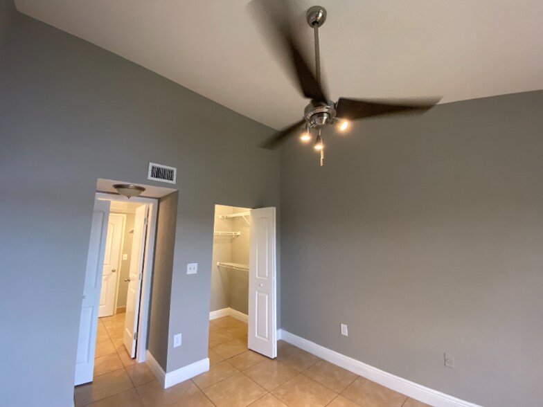 Building Photo - 2803 N Oakland Forest Dr