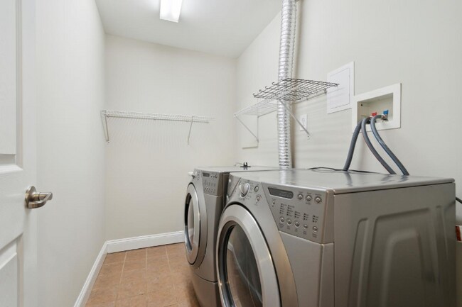 Building Photo - 426 W Laurel Ave