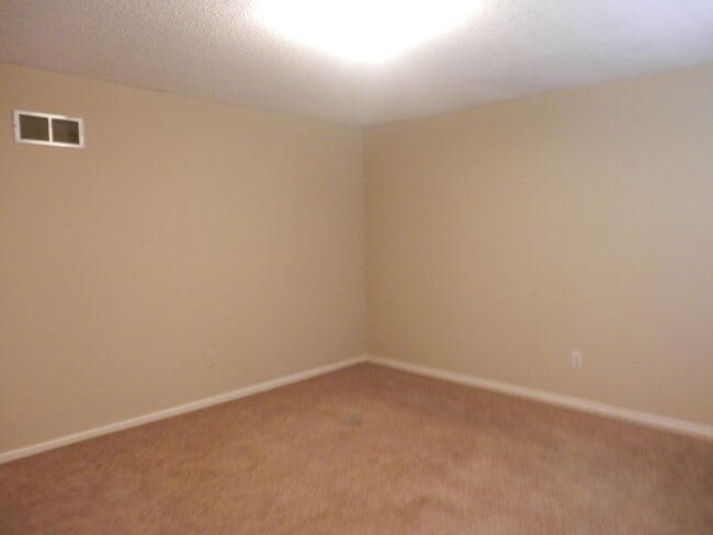Building Photo - Quality 3 Bedroom 1.5 Bathroom Townhouse