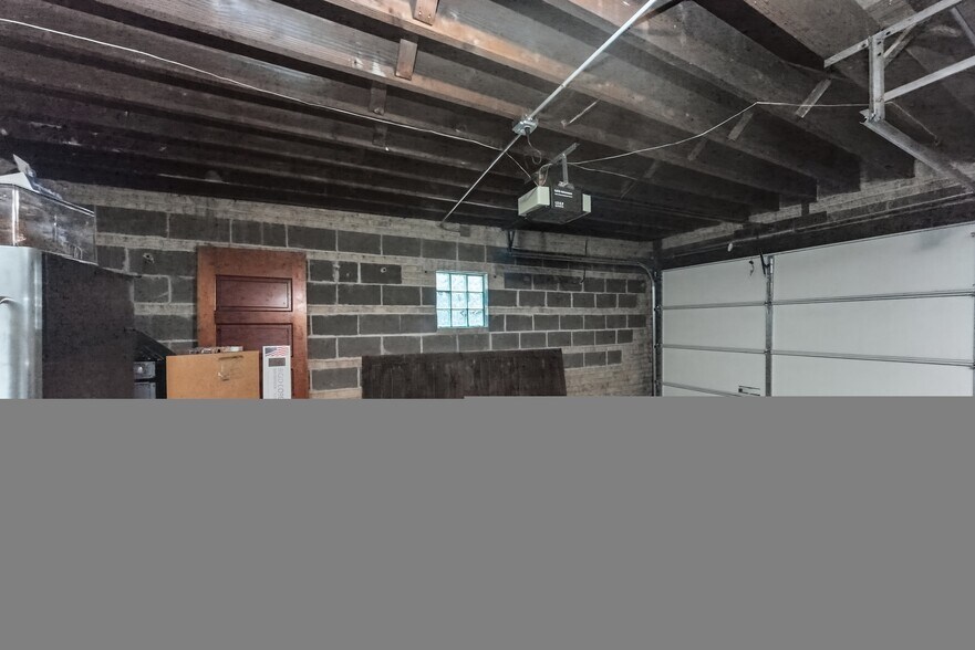 Building Photo - 954 W Cuyler Ave
