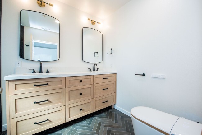 Building Photo - Eastside Costa Mesa Gem