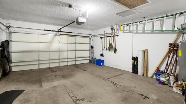 Building Photo - 631 Doe Cove Pl