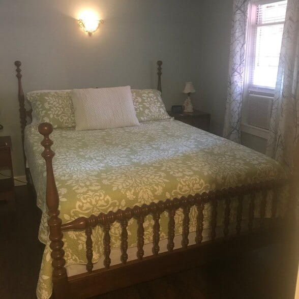 Queen bedroom - 82 High St
