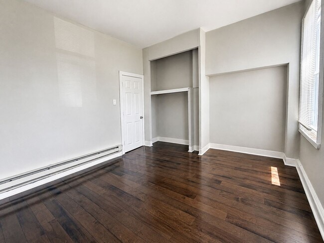 Building Photo - 925 W Seltzer St