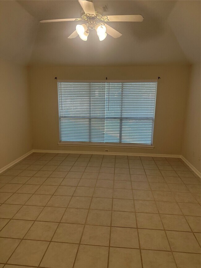 Building Photo - 15915 Clear Pointe Dr