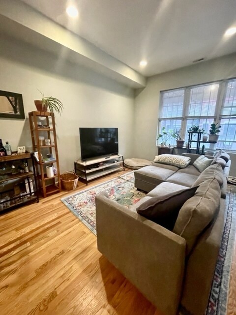 Building Photo - 1933 N Sedgwick St