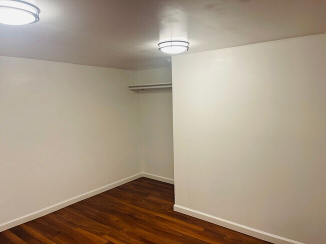 Building Photo - 2 Bedroom 1 Bath w/ Off Street Parking & Laundry