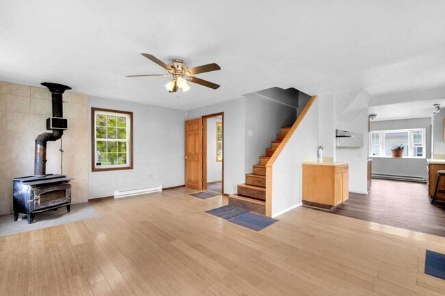 Building Photo - 3 bedroom 2 bath