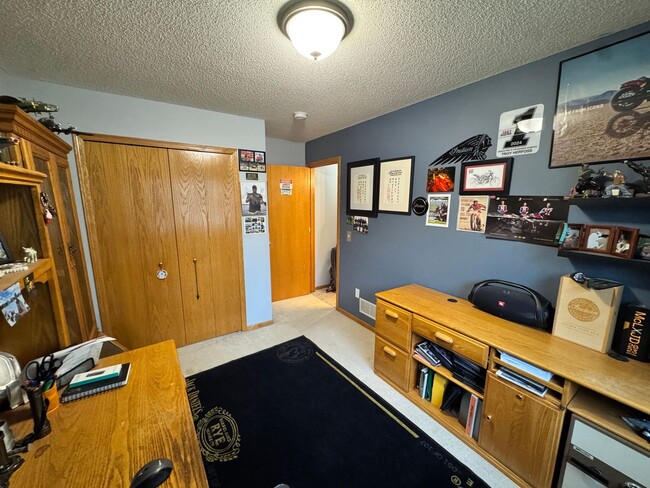 Building Photo - Walk To The Lake! **Rent Special**