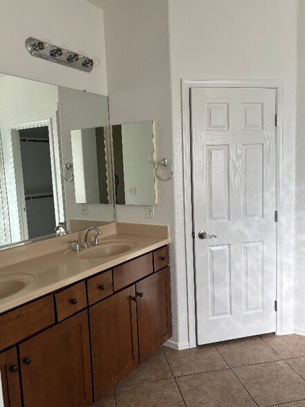 Building Photo - 13779 W Earll Dr