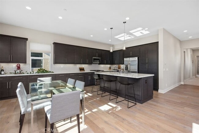 Building Photo - 227 Follyhatch