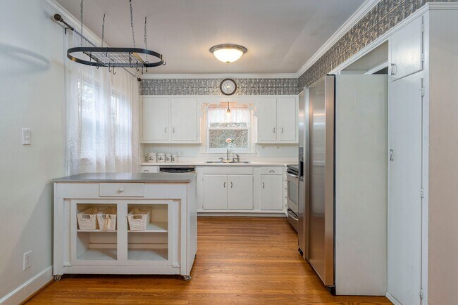 Building Photo - Charming North Asheville Home