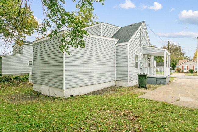 Building Photo - 924 Ivy Ave