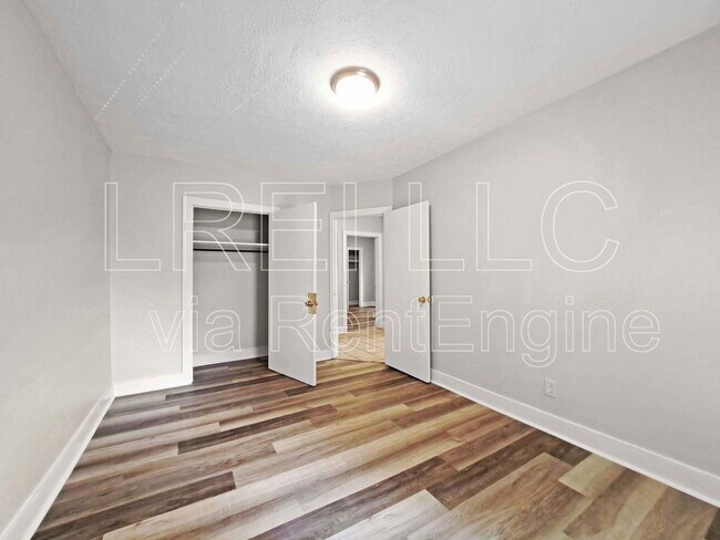 Building Photo - 310 S 28th St