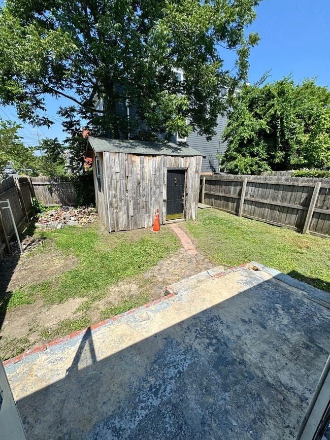 Building Photo - Roomy 3 bed 2 bath in Church Hill, yard, porch, laundry, all electric, central hvac!