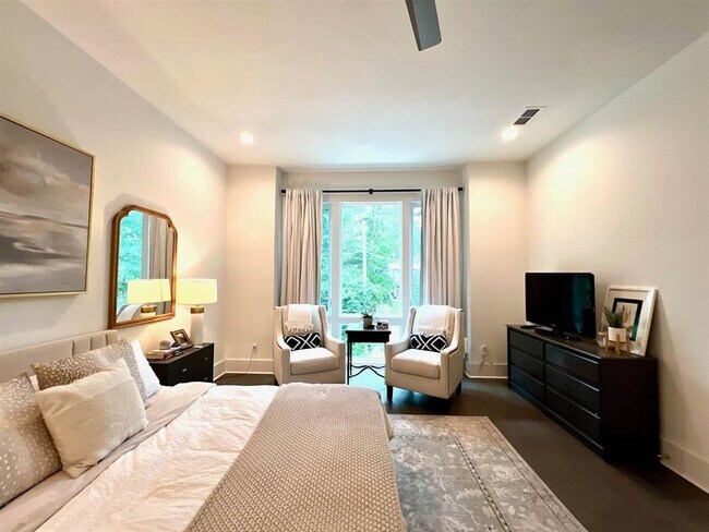 Building Photo - 1543 Pine St