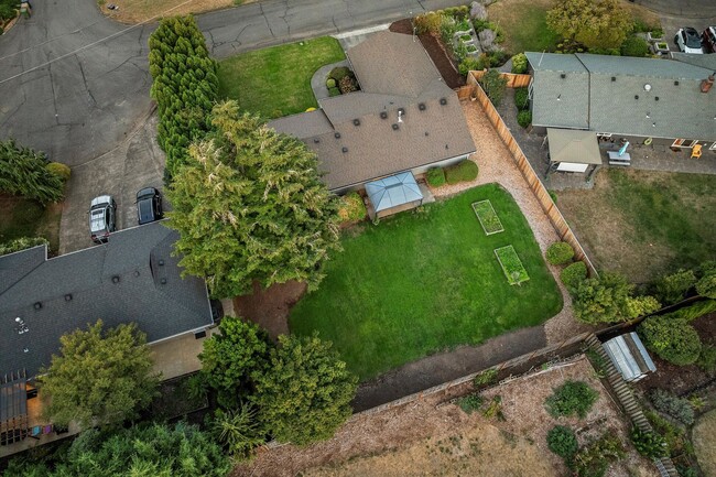 Building Photo - Live in One of Lake Oswego's Most Convenie...